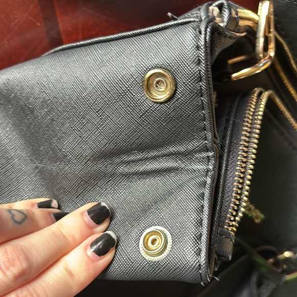 Large black Michael Kors purse!🖤 - Picture 6 of 7